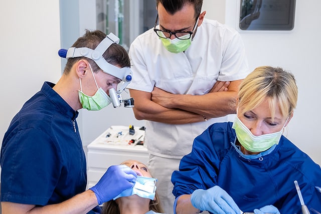 Simone Vaccari durante un trattamento con faccette dentali